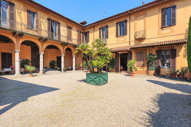 Garlate Luxury Manor