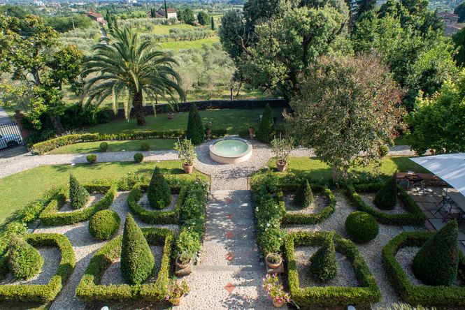 Lucca Luxury Manor