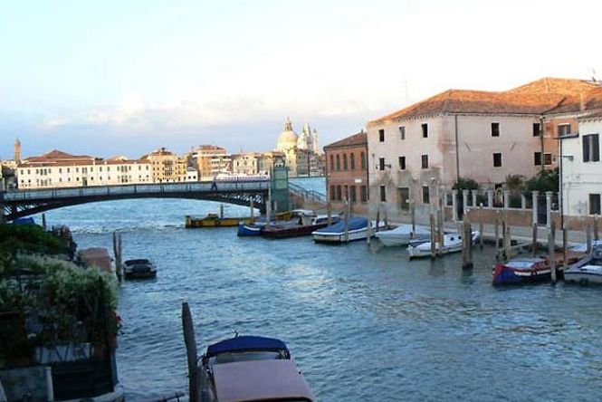 Venice Canal Modern Apartment