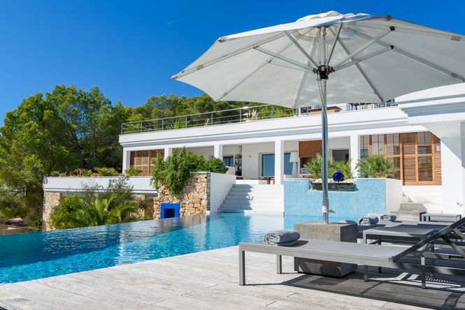 Condal Beach Luxury Villa