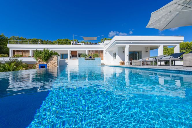 Condal Beach Luxury Villa